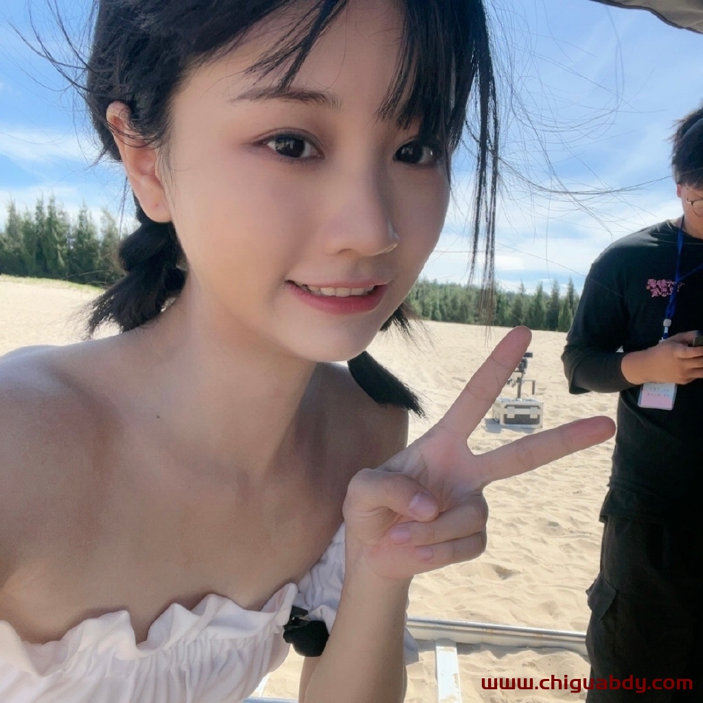 捣莓熊私拍视频合集流出，尺度惊人，引发网络热议！