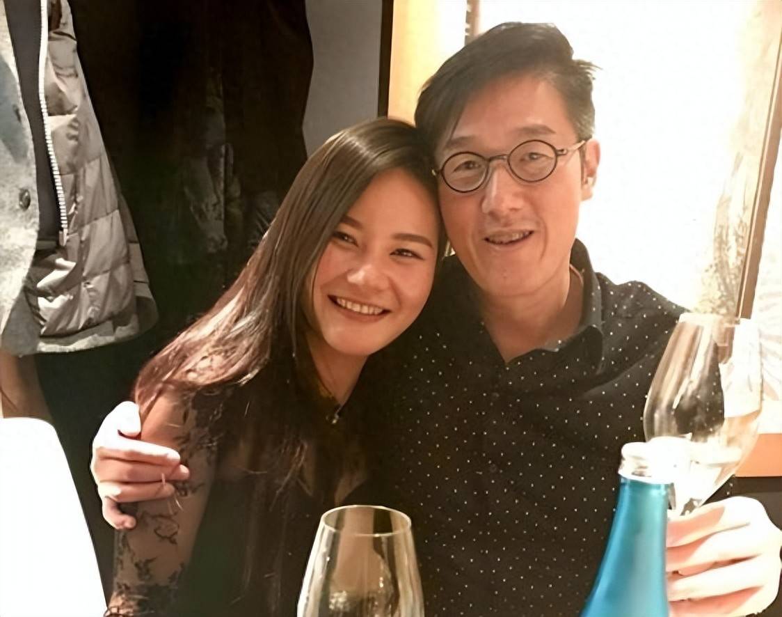 67岁香港富商与网红婚外情9年5年生4胎,原配不知