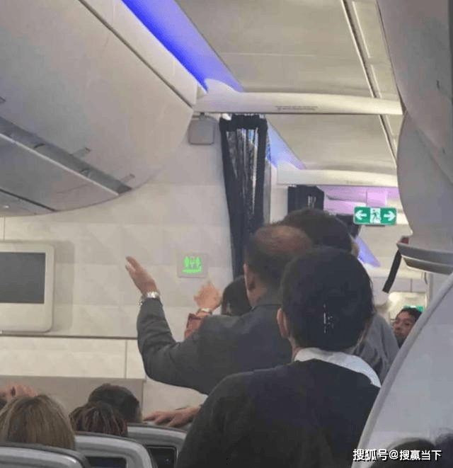 大爷大闹国际航班改降 妻子称中国服务更好