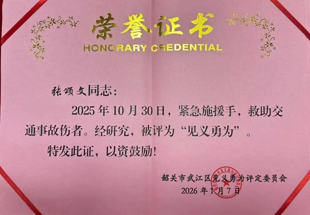 1天4瓜!国外生子、道歉视频、自曝双胎,个个离谱