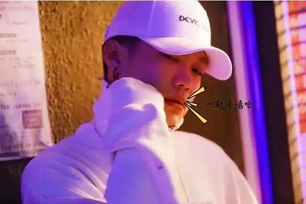 某歌手争议:不当行为歌曲引众怒