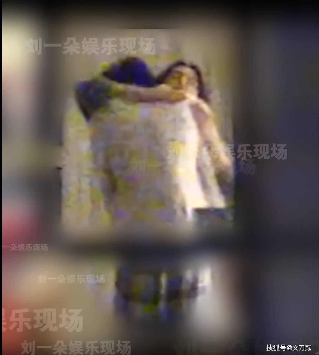 周也恋情曝光!与神秘男友拥吻,男方身份成谜