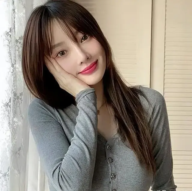 李小璐写真大胆挑战：43岁纯欲并存