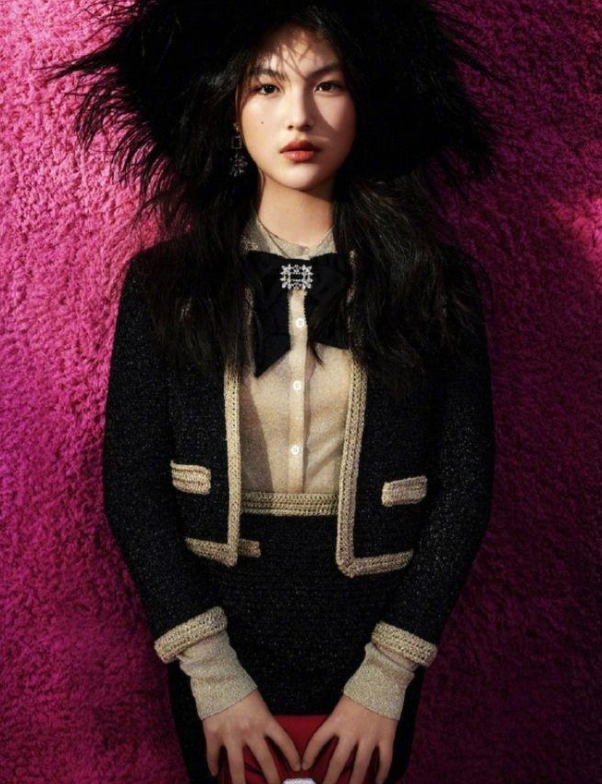 李湘48岁状态极佳，西装吊带造型减龄