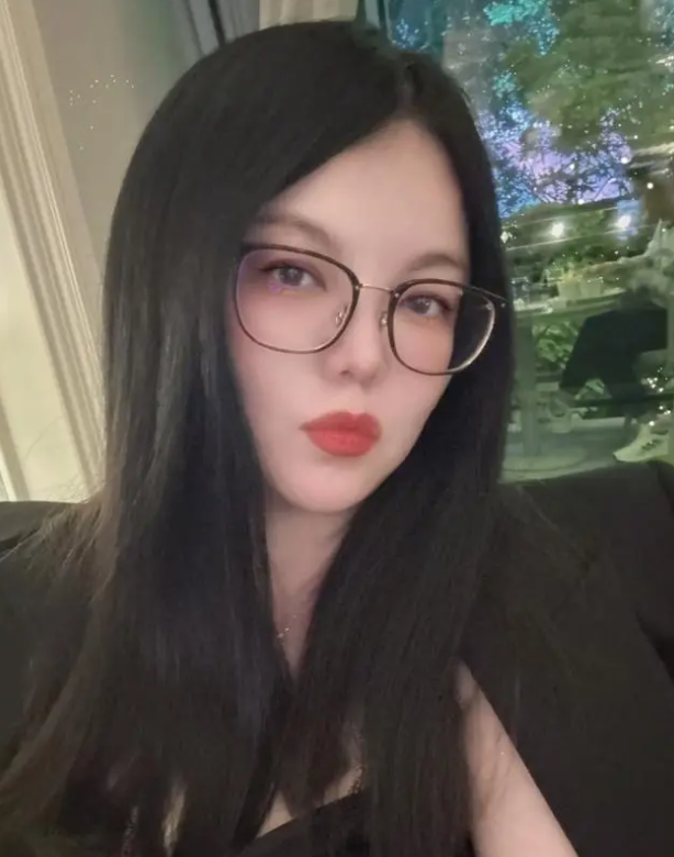 李湘48岁状态极佳，西装吊带造型减龄