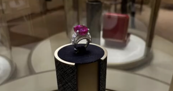 李湘48岁状态极佳，西装吊带造型减龄