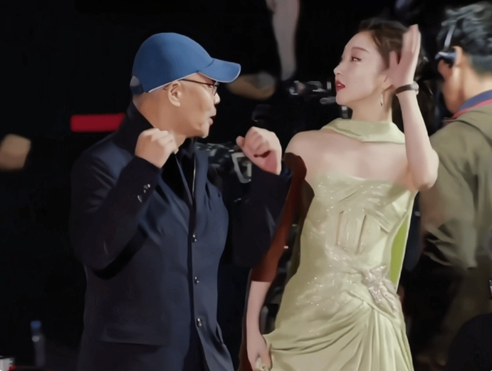 周冬雨现身韩国，连衣裙造型性感迷人