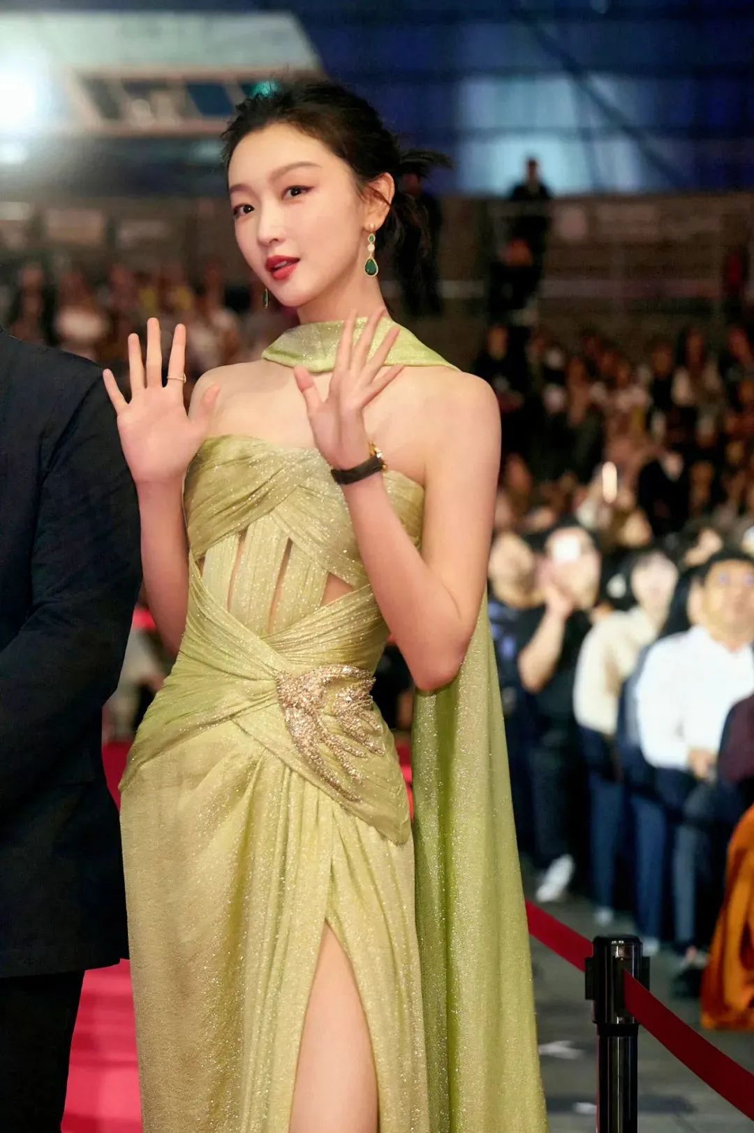 周冬雨现身韩国，连衣裙造型性感迷人