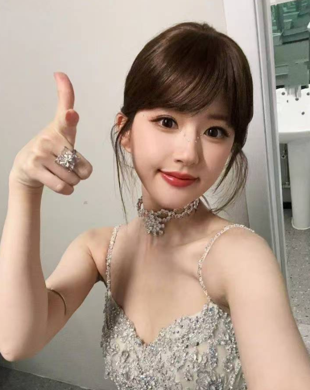 赵露思马尾素颜，超市购物心情大好