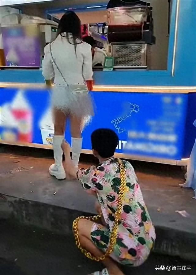 网红直播为引流不择手段，竹签捅女游客臀部引公愤