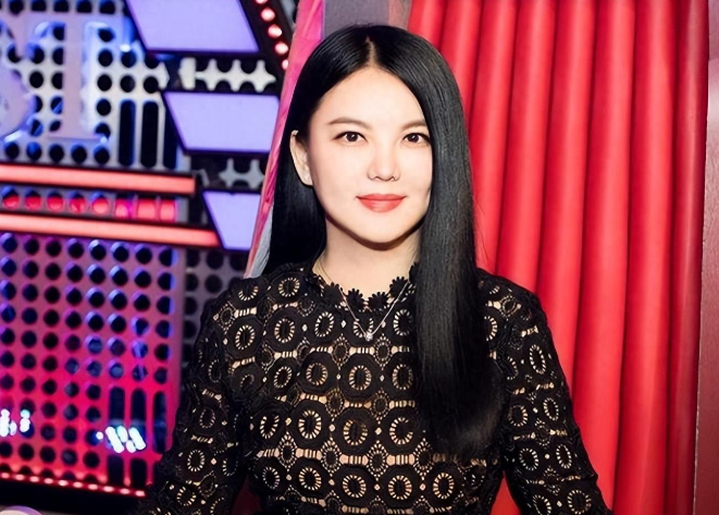 李湘48岁状态极佳，西装吊带造型减龄