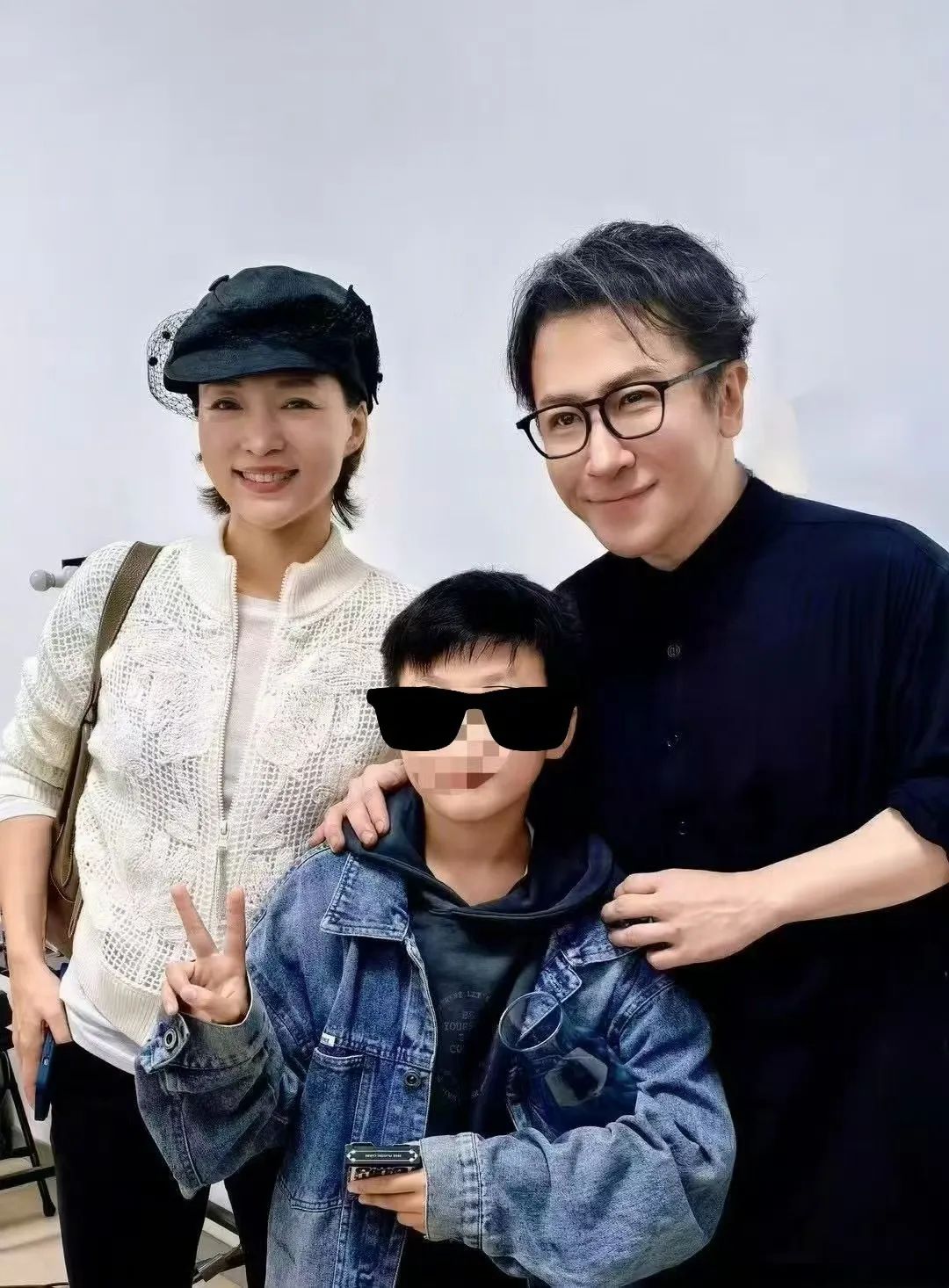 董卿携子出席刘谦演出，气质与颜值并存