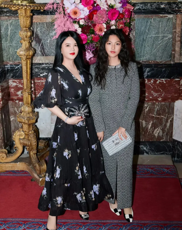 李湘48岁状态极佳，西装吊带造型减龄