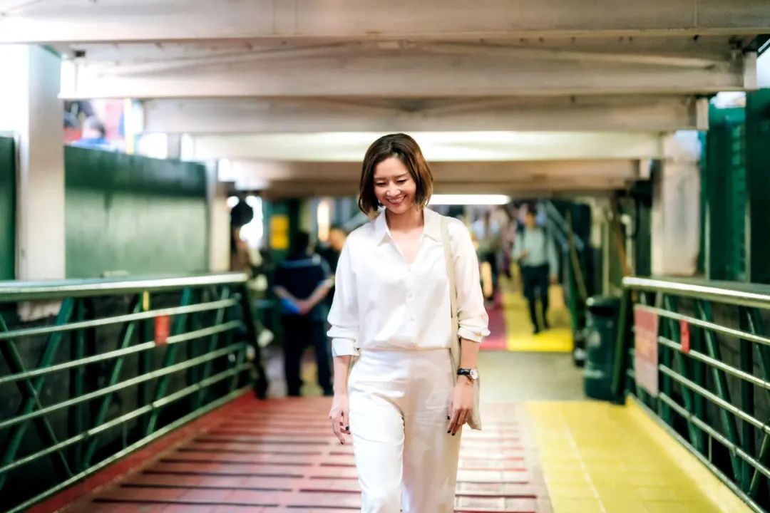 李娜退役后更添风采，V领衬衫彰显女神姿态