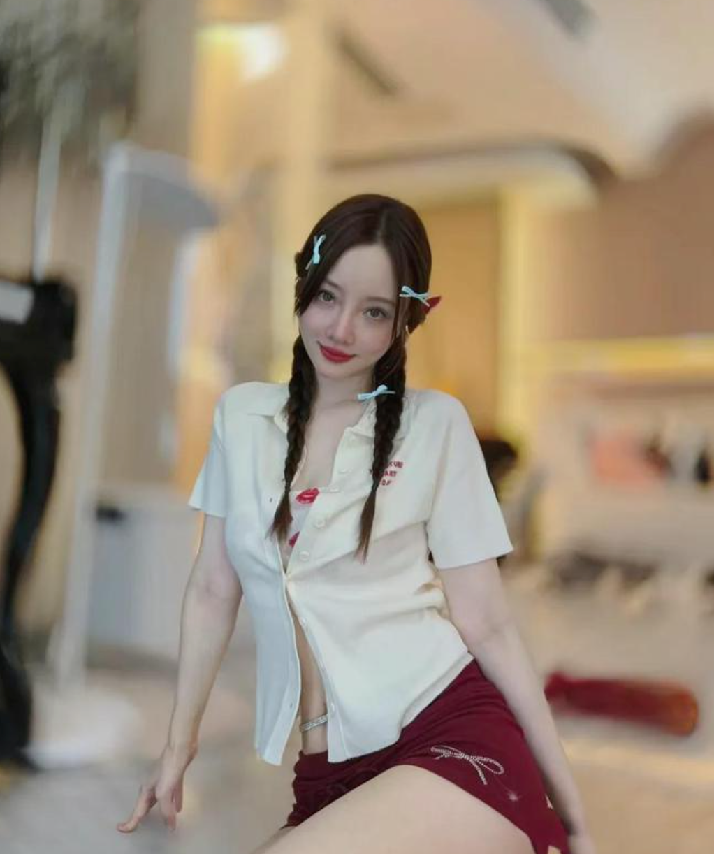 李小璐写真大胆挑战:43岁纯欲并存