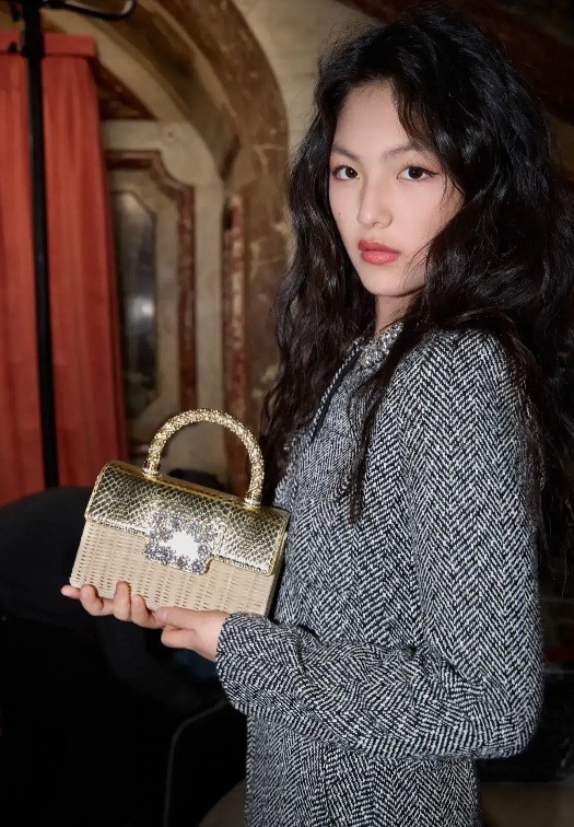 李湘48岁状态极佳，西装吊带造型减龄